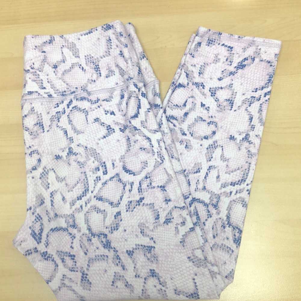 Becco Lavender Snakeskin Print Cropped Leggings